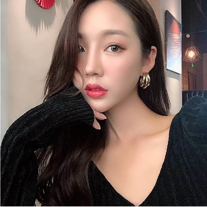 Pendientes de aro coreanos de Color dorado para mujer, aretes de Metal elegantes