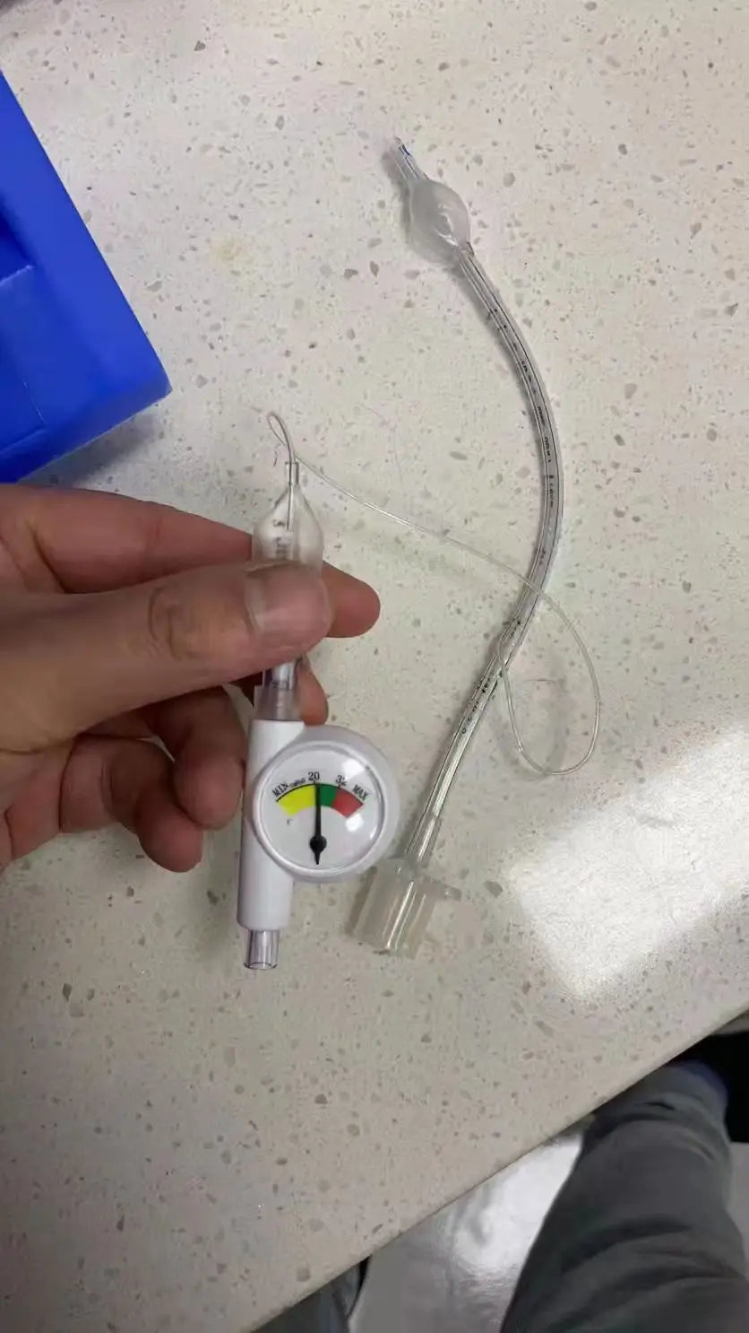 Endotracheal intubation balloon pressure gauge detection device 